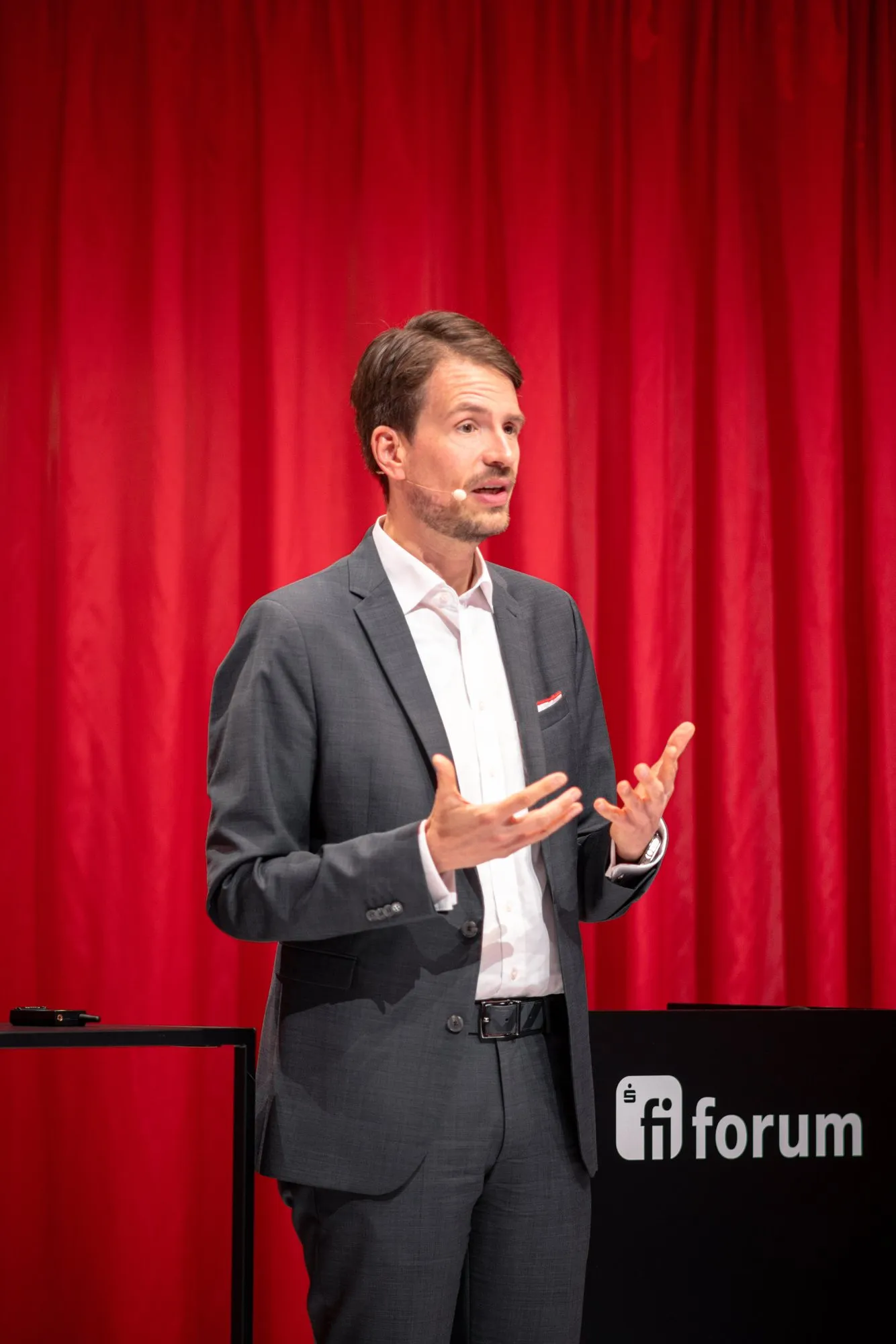 Prof. Dr. Jürgen Weimann auf der Forum-Praxis-Bühne