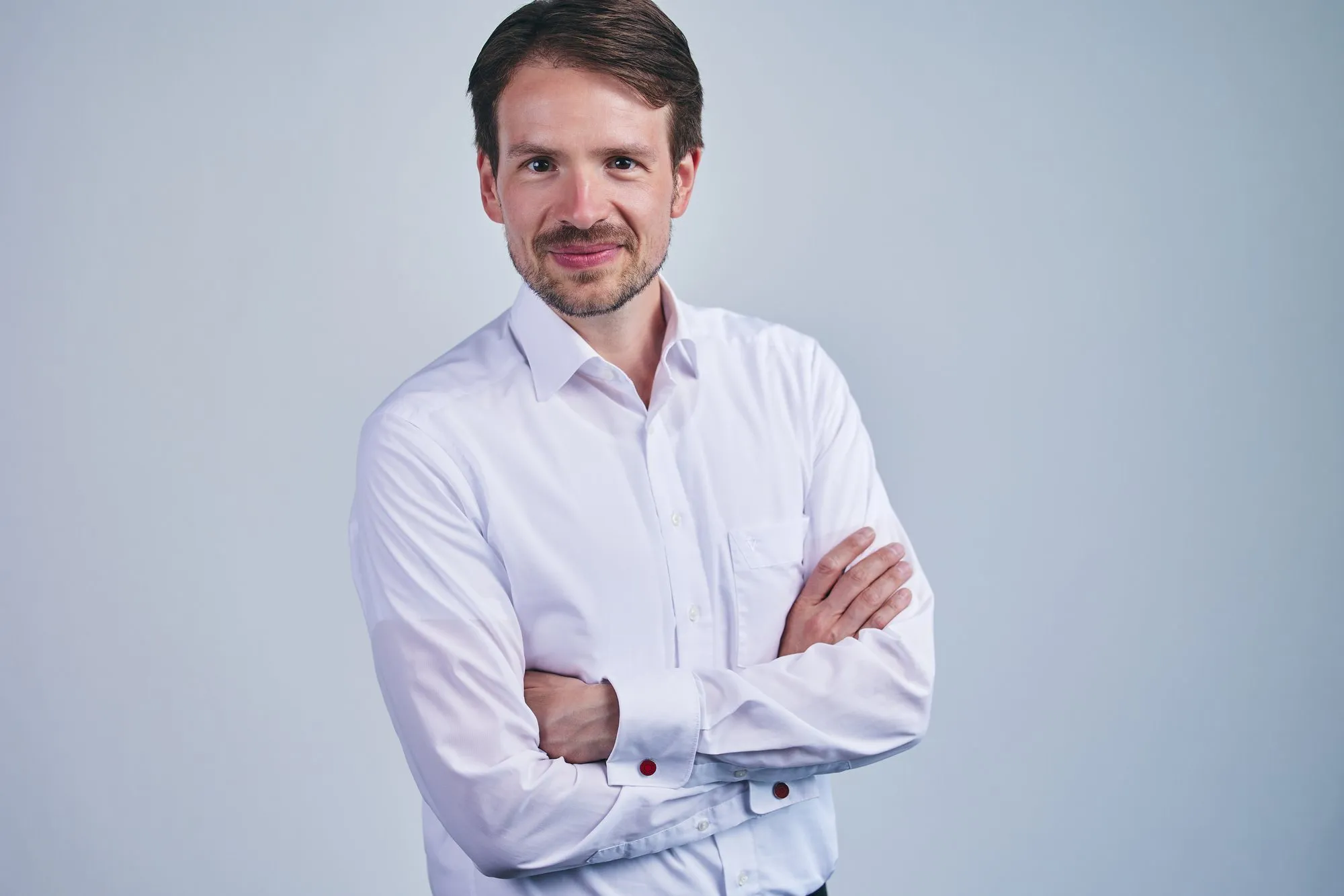 Prof. Dr. Jürgen Weimann im weißen Hemd mit verschränkten Armen