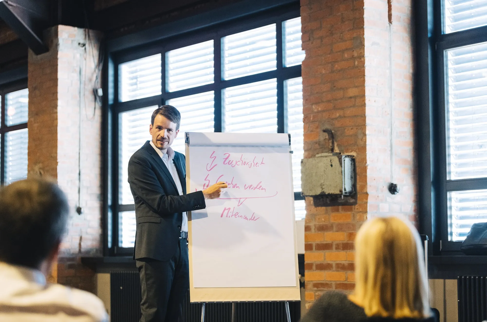 Prof. Dr. Jürgen Weimann erarbeitet im Workshop Ergebnisse am Flipchart